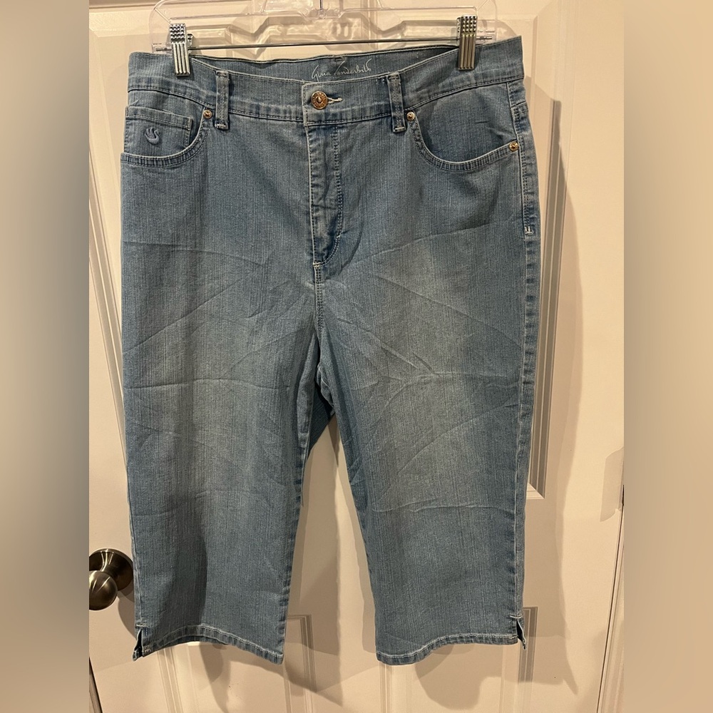 Gloria Vanderbilt All Around Slimming Effect Blue Jean Capri Size 12